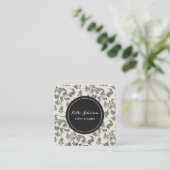 クリーム&ブラック ボタニカル フラワーパターン 手描き スクエア名刺 (スタンド正面)