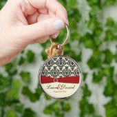 クリーム、赤、黒のダマスクのウェディングキーチェーン キーホルダー (手)