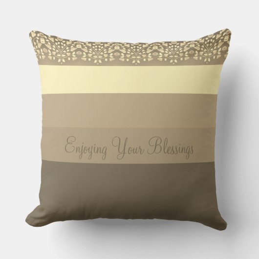 クリーモダンムとエレガントトープパターン（の模様が）ある クッション (正面)