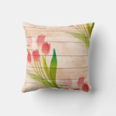 クリーンな木材の背景に赤いチューリップ クッション (裏面)