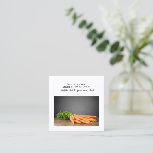 クリーンエレガントパーソナルシェフ栄養士ニンジン スクエア名刺 (スタンド正面)