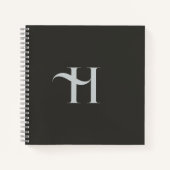 クリーンクラシックオリーブグリーンモノグラムタイポグラフィ ノートブック (正面)