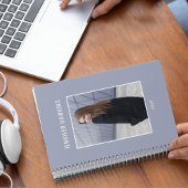 クリーンシンプルな女性写真ブルーグレーパーソナル プランナー手帳