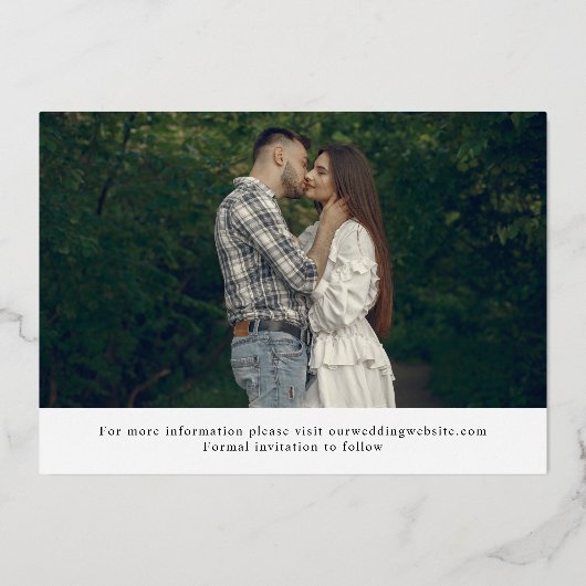 クリーンモダンイニシャルと写真の日付の保存 箔招待状 (裏面)