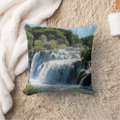 クルカ国立公園の滝 – ダルマティア，クロアチア クッション (ブランケット)