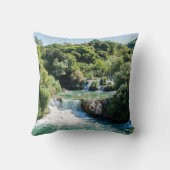 クルカ国立公園の滝 – ダルマティア,クロアチア クッション (裏面)