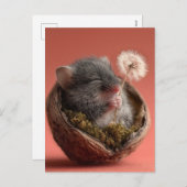 クルミの殻で眠る愛らしいベビーマウス シーズンポストカード (正面/裏面)