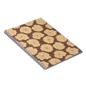 クルミの茶色のバロックバラ – シームレスなパターン。 ノートブック (右側)