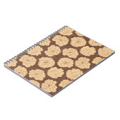 クルミの茶色のバロックバラ – シームレスなパターン。 ノートブック (左側)