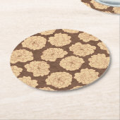 クルミの茶色のバロックバラ – シームレスなパターン。 ラウンドペーパーコースター (アングル)