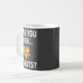クルミを見た?リスなぞなぞ面白いジョーク コーヒーマグカップ (正面左)