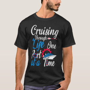 クルージングを介してCをボートする一度に1つのポート Tシャツ