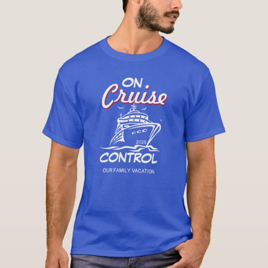 クルーズを満喫中 パーソナライズ バケーションTシャツ Tシャツ (正面)