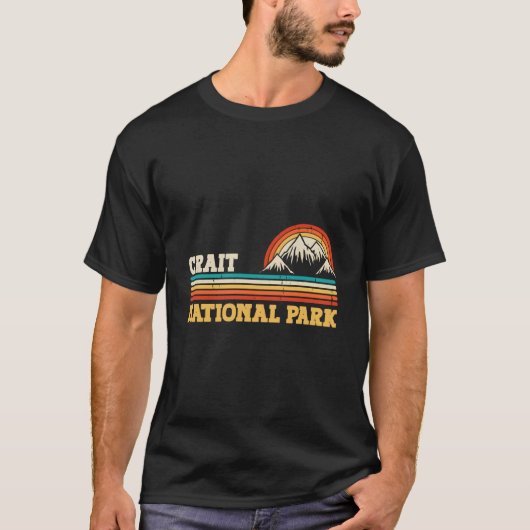 クレイット国立公園の山の木々と太陽のキャンプハイキング Tシャツ (正面)