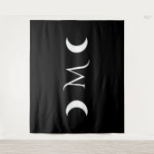 クレセントモダンムーンズブラックとホワイトモノグラム タペストリー (正面)