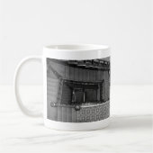 クレセント階段吹き抜けグレースケールコーヒーマグ コーヒーマグカップ (左)