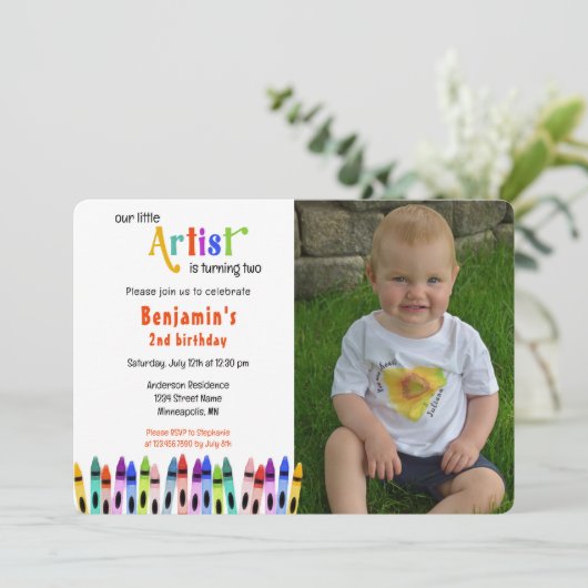 クレヨンのアーティストが2子どもの写真誕生日を回している 招待状 (スタンド正面)