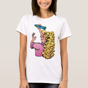 クレヨンを持つ元気な女の子 Tシャツ