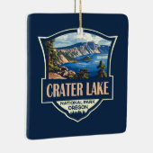 クレーターレイクナショナルパークイラストレーションレトロバッジ セラミックオーナメント (右)