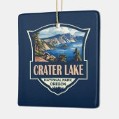 クレーターレイクナショナルパークイラストレーションレトロバッジ セラミックオーナメント (左)