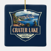 クレーターレイクナショナルパークイラストレーションレトロバッジ セラミックオーナメント (裏面)