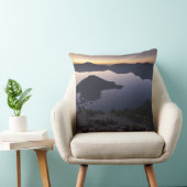 クレーターレイク国立公園の夜明けにウィザードアイランド クッション (椅子)