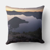 クレーターレイク国立公園の夜明けにウィザードアイランド クッション (裏面)