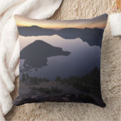 クレーターレイク国立公園の夜明けにウィザードアイランド クッション (ブランケット)