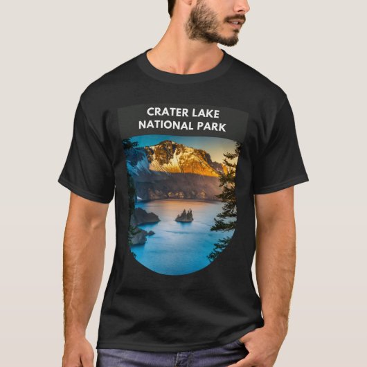 クレーターレイク国立公園 – オレゴン Tシャツ (正面)