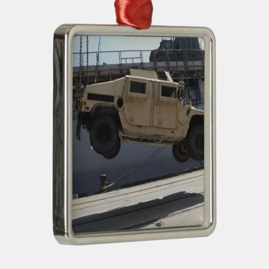 クレーンがM998のハンプを持ち上げる メタルオーナメント (右)