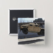 クレーンがM998のハンプを持ち上げる 缶バッジ (正面&裏面)