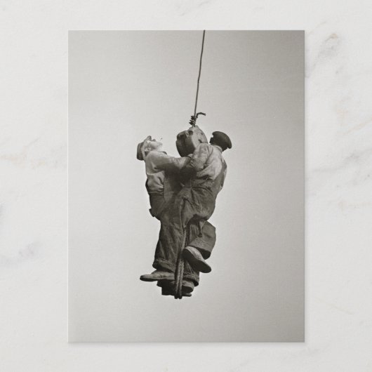 クレーンで吊り上げられた労働者たち， 1935 ポストカード (正面)
