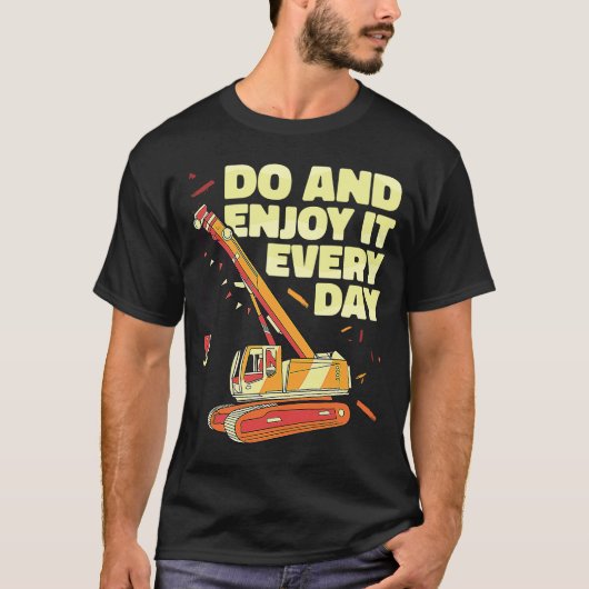 クレーンのオペレータ楽しむは毎日の建設 Tシャツ (正面)