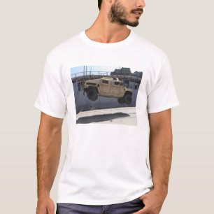 クレーンはM998 Humveeを持ち上げます Tシャツ