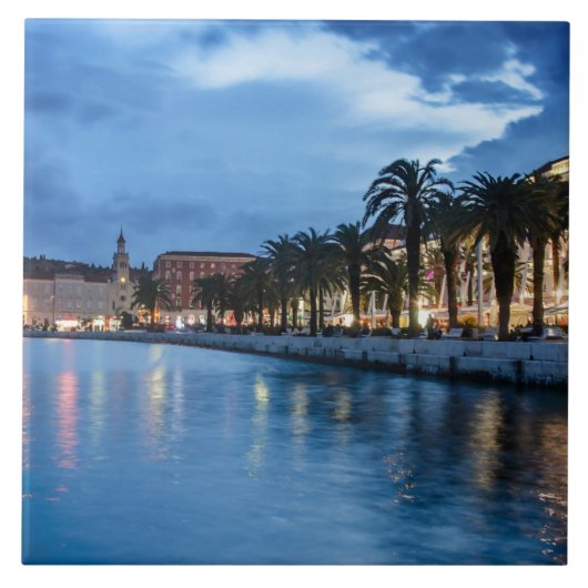 クロアチアのプロムナードを分割 タイル (正面)