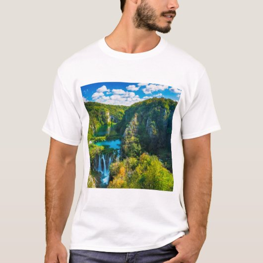 クロアチアの優雅な滝の風景 Tシャツ (正面)