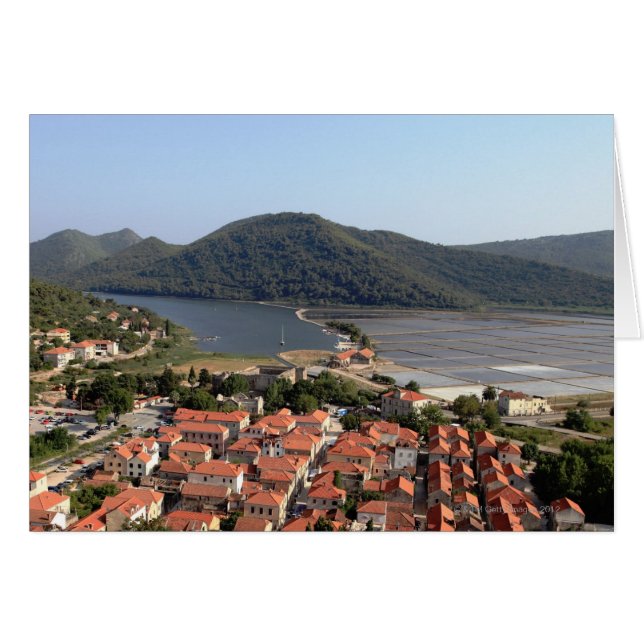 クロアチアの典型的な村 (正面横)