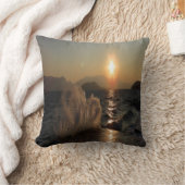 クロアチアの海岸線で波に覆われた夕日 クッション (ブランケット)