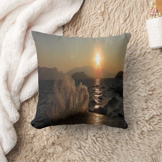 クロアチアの海岸線で波に覆われた夕日 クッション (ブランケット)