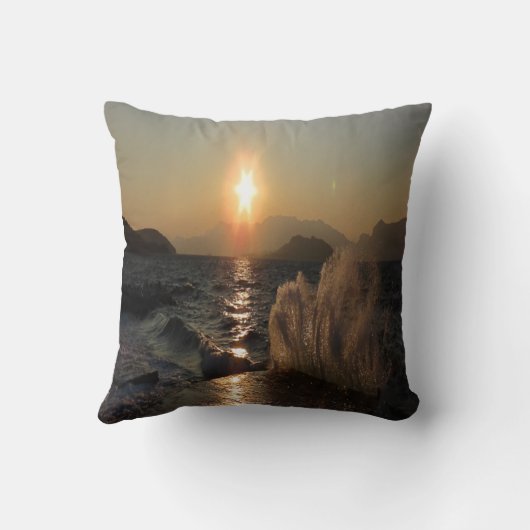 クロアチアの海岸線で波に覆われた夕日 クッション (裏面)