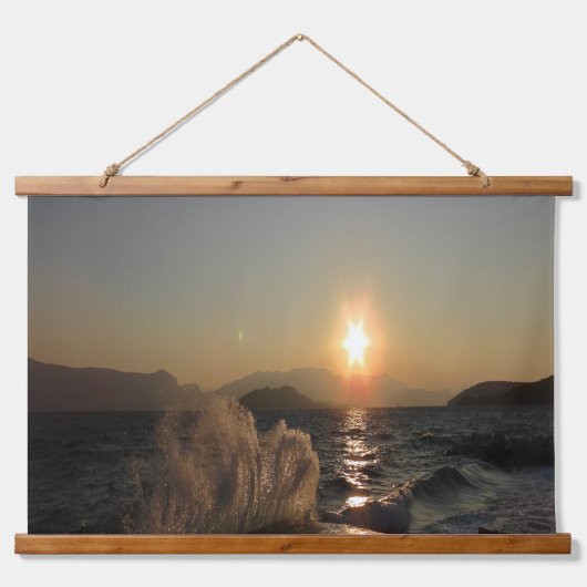 クロアチアの海岸線で波に覆われた夕日 吊り下げ型タペストリー (正面)