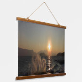 クロアチアの海岸線で波に覆われた夕日 吊り下げ型タペストリー (傾斜あり)