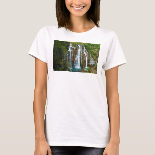 クロアチアの滝の遠景 Tシャツ (正面)