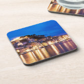 クロアチアの町シベニックの夜。 コースター (左側)