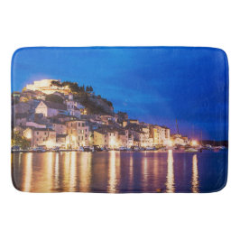 クロアチアの町シベニックの夜。 バスマット