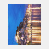 クロアチアの町シベニックの夜。 フリースブランケット (正面)