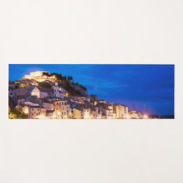 クロアチアの町シベニックの夜。 ヨガマット