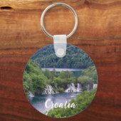 クロアチアの緑の森と滝の滝 キーホルダー (裏面)