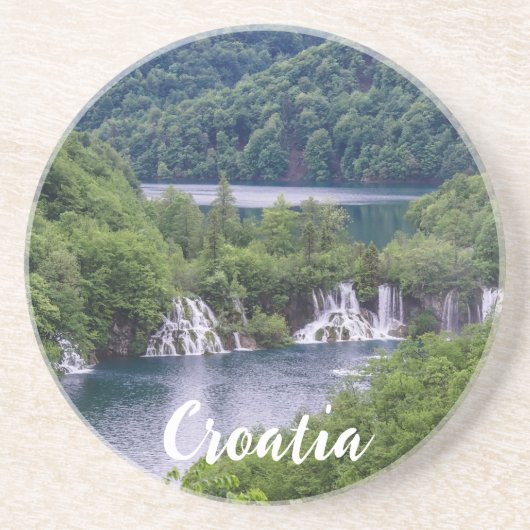 クロアチアの緑の森と滝の滝 コースター (正面)