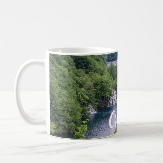 クロアチアの緑の森と滝の滝 コーヒーマグカップ (左)